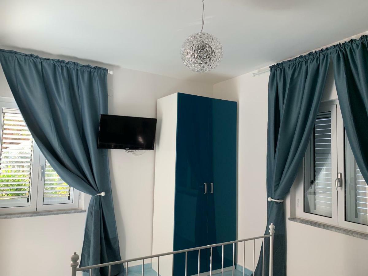Residence Serrone Санта-Марія-ді-Кастеллабате Екстер'єр фото